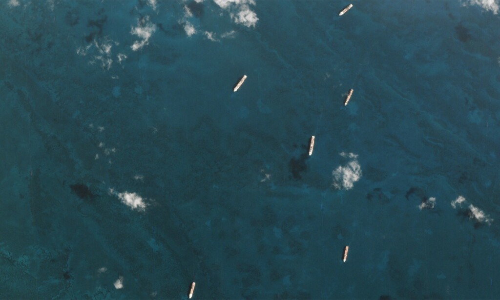 FÅR IKKE GÅ I LAND: Dette bilde viser cruiseskip som ligger så langt som 48 km utenfor kysten av Bahamas. Det er uvisst hvor lenge skipene må oppholde seg der. Foto: AFP. FÅR IKKE GÅ I LAND: Dette bilde viser cruiseskip som ligger så langt som 48 km utenfor kysten av Bahamas. Det er uvisst hvor lenge skipene må oppholde seg der. Foto: AFP.
