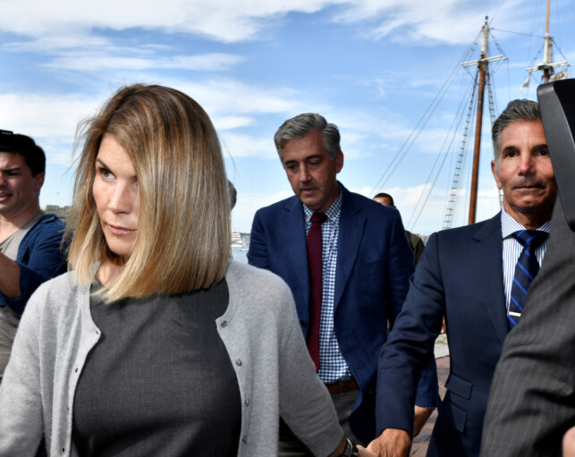 HAR BLITT ENIGE: Her er Lori Loughlin og ektemannen på vei ut av retten i slutten av april. Foto: NTB Scanpix HAR BLITT ENIGE: Her er Lori Loughlin og ektemannen på vei ut av retten i slutten av april. Foto: NTB Scanpix
