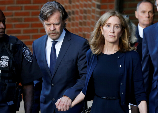 BLE DØMT: Skuespiller Felicity Huffman sonet to uker i fengsel som følge av universitetsskandalen. Her avbildet med ektemannen William H.Macy i fjor. Foto: NTB Scanpix BLE DØMT: Skuespiller Felicity Huffman sonet to uker i fengsel som følge av universitetsskandalen. Her avbildet med ektemannen William H.Macy i fjor. Foto: NTB Scanpix