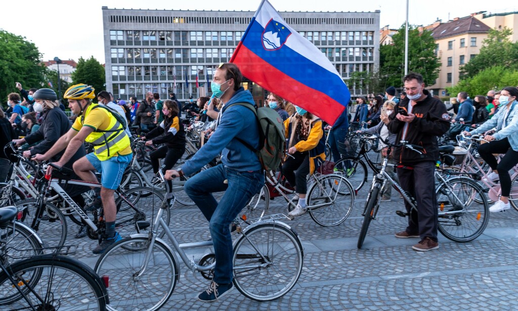 REAKSJONER: Etter at den slovenske regjeringen erklærte avslutningen av Coronavirusepidemien i Slovenia, syklet over fem tusen mennesker igjen på gatene i Ljubljana og foran det slovenske parlamentet for å protestere mot regjeringen og statsminister Janez Jansa. Foto: Andrej Tarfila/Shutterstock REAKSJONER: Etter at den slovenske regjeringen erklærte avslutningen av Coronavirusepidemien i Slovenia, syklet over fem tusen mennesker igjen på gatene i Ljubljana og foran det slovenske parlamentet for å protestere mot regjeringen og statsminister Janez Jansa. Foto: Andrej Tarfila/Shutterstock