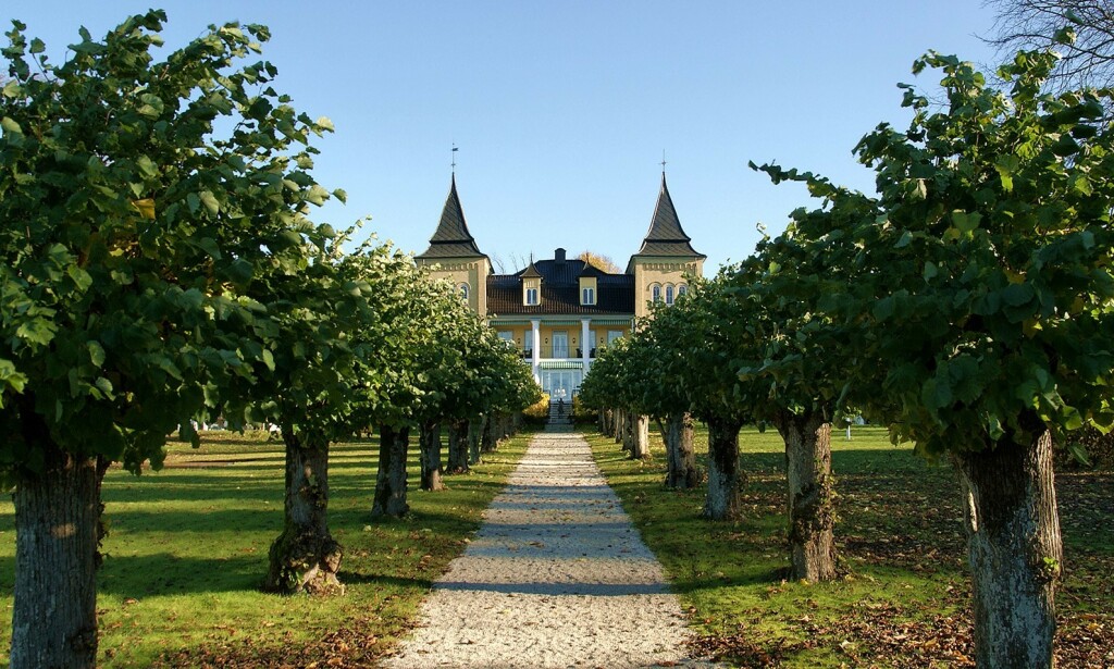 Hotell Refsnes Gods på Jeløya i Moss er ett av hotellene det går an å gjøre et kupp på i sommer, der en håndfull rom leies ut til svært fordelaktig pris. Foto: Classic Norway hotels Hotell Refsnes Gods på Jeløya i Moss er ett av hotellene det går an å gjøre et kupp på i sommer, der en håndfull rom leies ut til svært fordelaktig pris. Foto: Classic Norway hotels