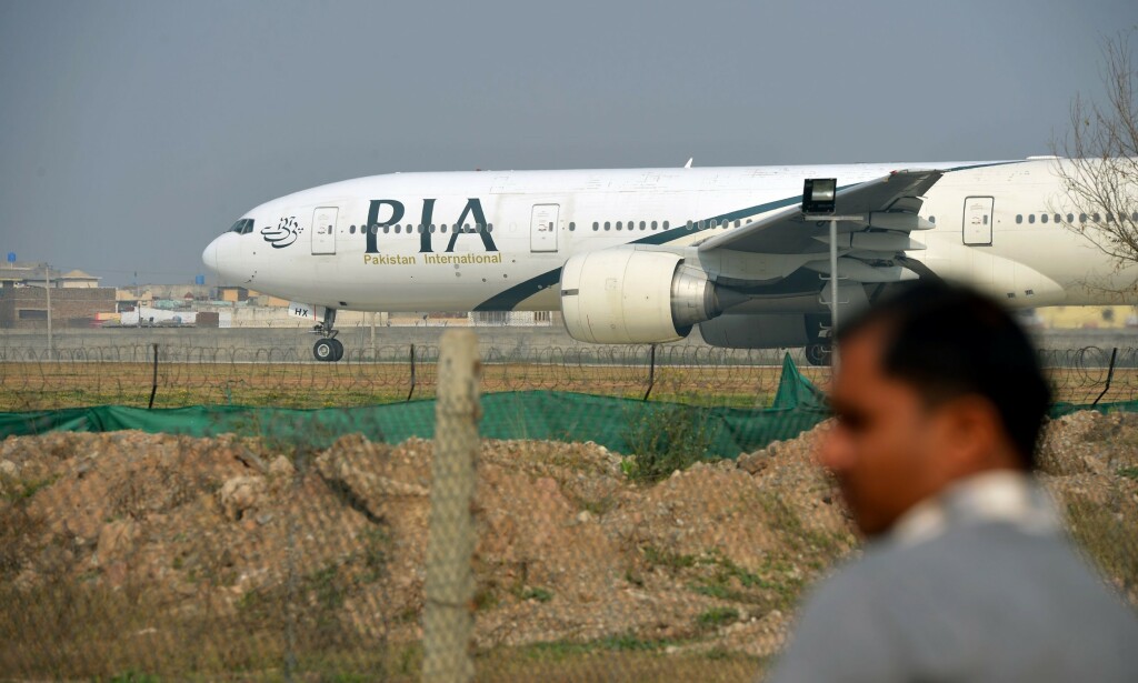 STYRTET FØR LANDING: Et fly fra flyselskapet Pakistan International Airlines (PIA) skal ha styrtet kort tid før landing i Karachi i Pakistan fredag. Det er ikke kjent om flyet avbildet er ulykkesflyet. Foto: Farooq NAEEM / AFP / NTB scanpix STYRTET FØR LANDING: Et fly fra flyselskapet Pakistan International Airlines (PIA) skal ha styrtet kort tid før landing i Karachi i Pakistan fredag. Det er ikke kjent om flyet avbildet er ulykkesflyet. Foto: Farooq NAEEM / AFP / NTB scanpix