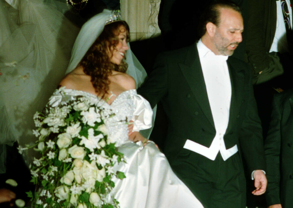 Mariah Carey og musikkmogul Thomas Mottola forlater vielsen i St. Thomas Episcopal Church i New York 4.juni 1993. Foto: AP Photo/Mike Alexander/NTB Scanpix Mariah Carey og musikkmogul Thomas Mottola forlater vielsen i St. Thomas Episcopal Church i New York 4.juni 1993. Foto: AP Photo/Mike Alexander/NTB Scanpix