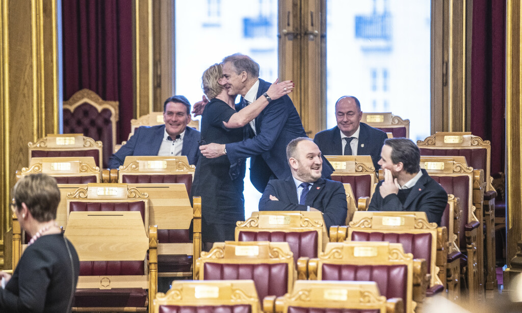 GOD TONE: Ap-leder Jonas Gahr Støre og Frp-leder Siv Jensen har en god tone seg i mellom, også etter at coronaen har satt nye grenser for kontakt. Her ønskes Jensen velkommen tilbake til Stortinget etter exiten fra regjeringen i januar. Foto: Stian Lysberg Solum /NTB Scanpix. GOD TONE: Ap-leder Jonas Gahr Støre og Frp-leder Siv Jensen har en god tone seg i mellom, også etter at coronaen har satt nye grenser for kontakt. Her ønskes Jensen velkommen tilbake til Stortinget etter exiten fra regjeringen i januar. Foto: Stian Lysberg Solum /NTB Scanpix.