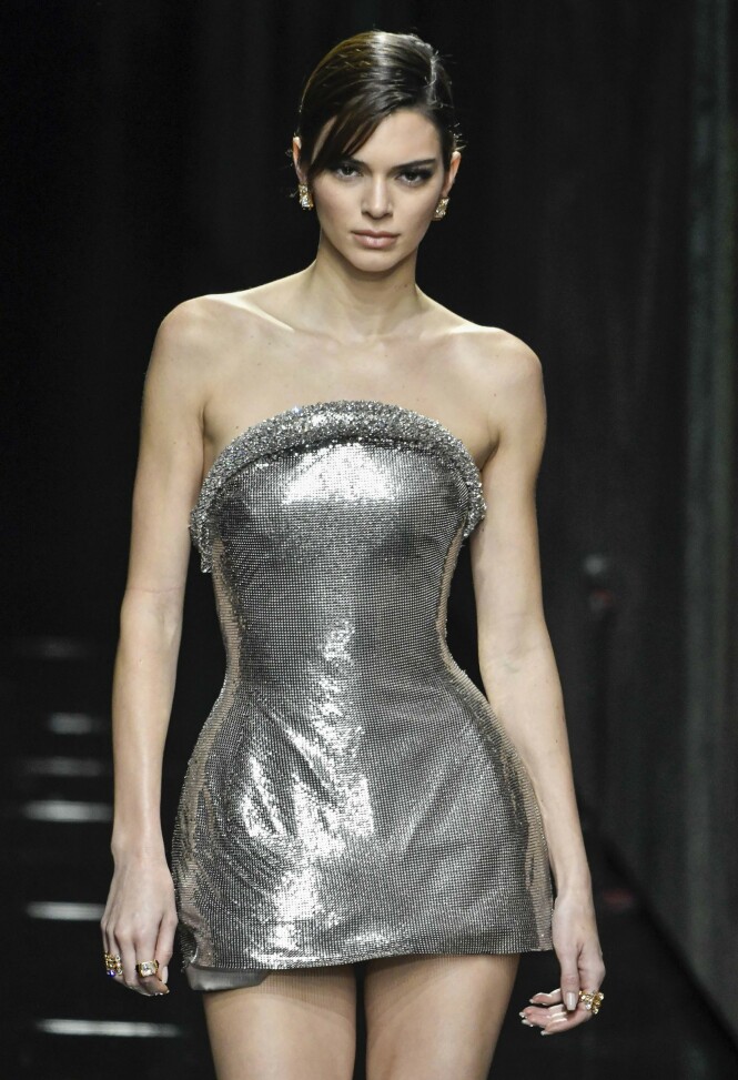 <strong>PÅ CATWALKEN:</strong> Her går Kendall Jenner for Versace under moteuken i Milano i februar. Foto: NTB Scanpix <strong>PÅ CATWALKEN:</strong> Her går Kendall Jenner for Versace under moteuken i Milano i februar. Foto: NTB Scanpix