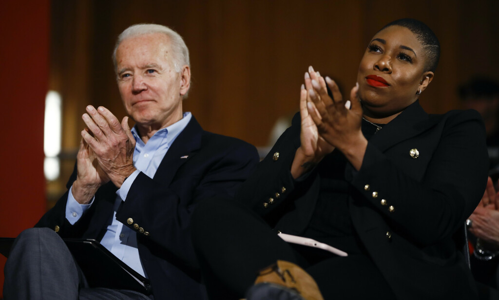 BIDEN-RÅDGIVER: Symone Sanders avbildet med Joe Biden i januar i år. Foto: AP / Matt Rourke BIDEN-RÅDGIVER: Symone Sanders avbildet med Joe Biden i januar i år. Foto: AP / Matt Rourke