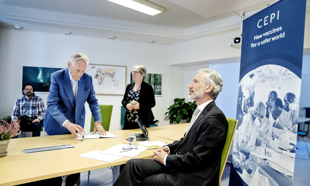 ALVORLIGE: Tore Godal og Cepis visedirektør Frederik Kristensen oppdaterer kronprinsparet om pandemien og vaksineutviklingen. Foto: Nina Hansen ALVORLIGE: Tore Godal og Cepis visedirektør Frederik Kristensen oppdaterer kronprinsparet om pandemien og vaksineutviklingen. Foto: Nina Hansen