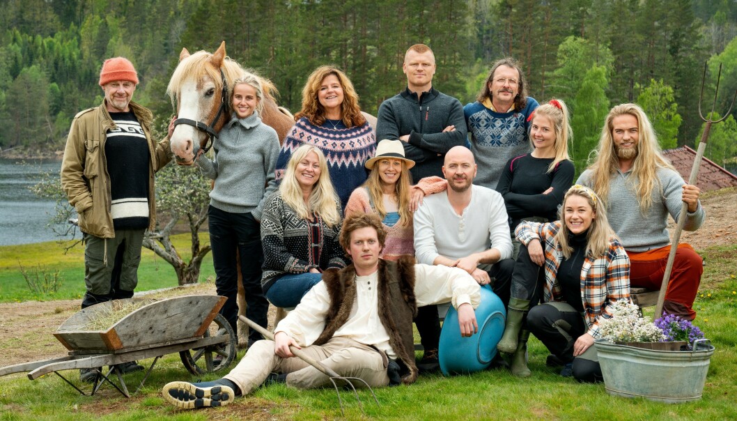 NYE «FARMEN»-KJENDISER: Bak, fra venstre: Espen Rustad Thoresen, Anniken Jørgensen, Signy Fardal, John Arne Riise, Thomas Felberg. Foran, fra venstre: Eli Kari Gjengedal, Sølge Bergman, Terje Sporsem, Kine Olsen Vedelden og Lasse Matberg. Foran: Øde Nerdrum og Ida Fladen. Foto: Espen Solli/TV 2 NYE «FARMEN»-KJENDISER: Bak, fra venstre: Espen Rustad Thoresen, Anniken Jørgensen, Signy Fardal, John Arne Riise, Thomas Felberg. Foran, fra venstre: Eli Kari Gjengedal, Sølge Bergman, Terje Sporsem, Kine Olsen Vedelden og Lasse Matberg. Foran: Øde Nerdrum og Ida Fladen. Foto: Espen Solli/TV 2