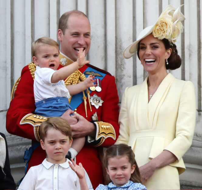 FAMILIEGLEDE: Prins William, her med kona, hertuginne Kate, og deres tre barn - prins Louis (2), prins George (6) og prinsesse Charlotte (2). Foto: NTB scanpix FAMILIEGLEDE: Prins William, her med kona, hertuginne Kate, og deres tre barn - prins Louis (2), prins George (6) og prinsesse Charlotte (2). Foto: NTB scanpix