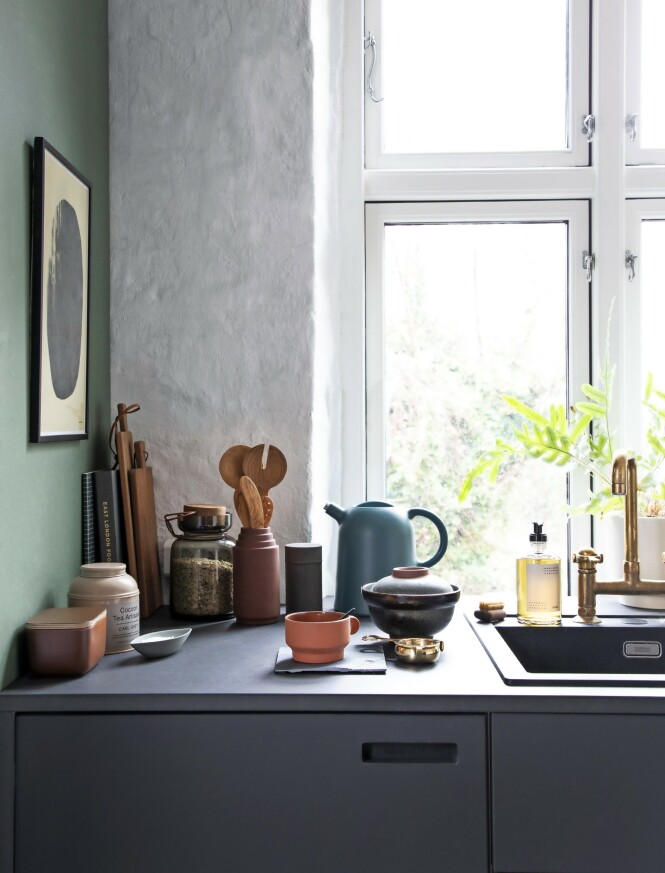 Skjærefjøler (HK Living). Teboks med teposer (Cocoon Tea Artisans). Smørboks med trelokk (Mette Duedahl). Saltkar (Ditte Fischer). Tesil i messing (Bloomingville). Små treskjeer (Notre Dame). Salatbestikk i eik, oppbevaringsglass med trelokk, termokanne (alt fra Eva Solo). Høy krukke med lokk (Notre Dame). Vase og kopp (begge fra Skagerak). Håndsåpe (Frama). Kjøkkenet er fra AndShufl, og veggen er malt i fargen 3506 fra Flügger. Bildet i ramme tilhører stylisten. FOTO: Pernille Enoch Skjærefjøler (HK Living). Teboks med teposer (Cocoon Tea Artisans). Smørboks med trelokk (Mette Duedahl). Saltkar (Ditte Fischer). Tesil i messing (Bloomingville). Små treskjeer (Notre Dame). Salatbestikk i eik, oppbevaringsglass med trelokk, termokanne (alt fra Eva Solo). Høy krukke med lokk (Notre Dame). Vase og kopp (begge fra Skagerak). Håndsåpe (Frama). Kjøkkenet er fra AndShufl, og veggen er malt i fargen 3506 fra Flügger. Bildet i ramme tilhører stylisten. FOTO: Pernille Enoch