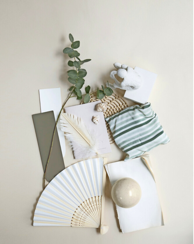 Gipsfigur (Kähler). Stripete duftpose (Hay). Rund kule i keramikk (Søstrene Grene). Viften er et bruktfunn, og fargeprøvene er fra Flügger. FOTO: Pernille Enoch Gipsfigur (Kähler). Stripete duftpose (Hay). Rund kule i keramikk (Søstrene Grene). Viften er et bruktfunn, og fargeprøvene er fra Flügger. FOTO: Pernille Enoch