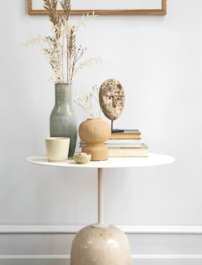 Bord (&tradition). Grønn vase (Stilleben). Maske på stativ (Beau Marché). Flettet boks (House Doctor). FOTO: Pernille Enoch Bord (&tradition). Grønn vase (Stilleben). Maske på stativ (Beau Marché). Flettet boks (House Doctor). FOTO: Pernille Enoch