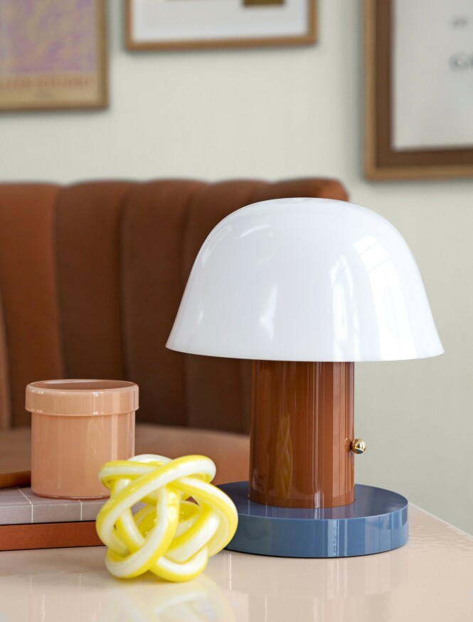 Knute i glass og krukke med lokk (begge fra Hay). Lampe (&tradition) og notisbøker (Notem Studio). FOTO: Pernille Enoch Knute i glass og krukke med lokk (begge fra Hay). Lampe (&tradition) og notisbøker (Notem Studio). FOTO: Pernille Enoch