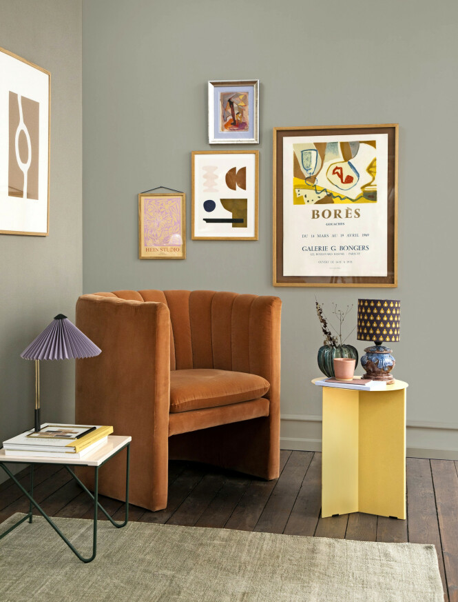 Stort bilde med sirkel og lite bilde med grafiske mønstre (begge fra The Poster Club). Borèskunstplakat og bilde i sølvramme (begge fra Bendtsens). Rosa bilde (Stilleben). Gult bord og lampe med liten skjerm (begge fra Hay). Velurstol (&tradition), bord med steinplate (Please Wait to be Seated). Krus (Stilleben), vase (Broste Copenhagen). Gulvteppe (Jysk). Vintagelampe (Bendtesen). Veggen er malt i fargen 5336 fra Flügger. FOTO: Pernille Enoch Stort bilde med sirkel og lite bilde med grafiske mønstre (begge fra The Poster Club). Borèskunstplakat og bilde i sølvramme (begge fra Bendtsens). Rosa bilde (Stilleben). Gult bord og lampe med liten skjerm (begge fra Hay). Velurstol (&tradition), bord med steinplate (Please Wait to be Seated). Krus (Stilleben), vase (Broste Copenhagen). Gulvteppe (Jysk). Vintagelampe (Bendtesen). Veggen er malt i fargen 5336 fra Flügger. FOTO: Pernille Enoch
