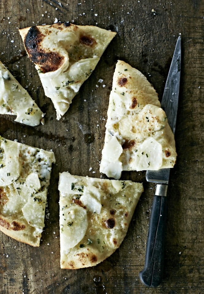 Den hvite potetpizzaen har ikke tomatsaus, men er et veldig godt alternativ til de helt klassiske variantene. Den hvite potetpizzaen har ikke tomatsaus, men er et veldig godt alternativ til de helt klassiske variantene.