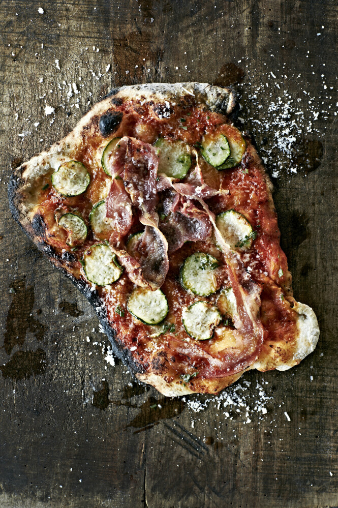 Pancetta er en italiensk utgave av bacon, men den er ikke røkt og er derfor mildere i smaken. Pancetta er en italiensk utgave av bacon, men den er ikke røkt og er derfor mildere i smaken.