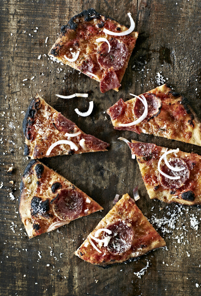 En godt krydret pølse fungerer alltid prima som topping på en pizza. Tips! Det er mange gode pølser å få, velg den du liker best - som italiensk salami med trøffel, chili eller svart pepper. En godt krydret pølse fungerer alltid prima som topping på en pizza. Tips! Det er mange gode pølser å få, velg den du liker best - som italiensk salami med trøffel, chili eller svart pepper.