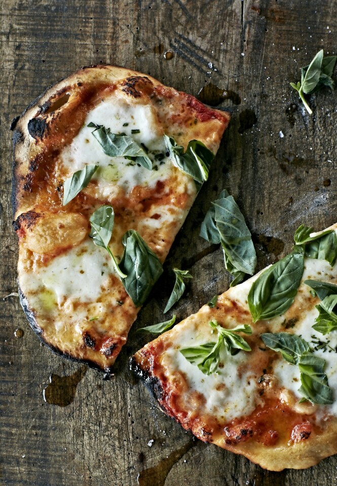 En klassisk margherita-pizza er veldig enkel. Men velger du førsteklasses råvarer, kan det likevel være den du får aller mest lyst på. En klassisk margherita-pizza er veldig enkel. Men velger du førsteklasses råvarer, kan det likevel være den du får aller mest lyst på.