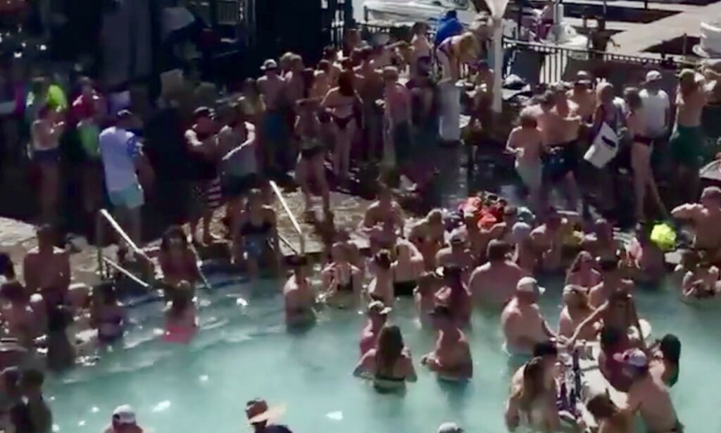 image: Nær 100 000 corona-døde stopper ikke festen