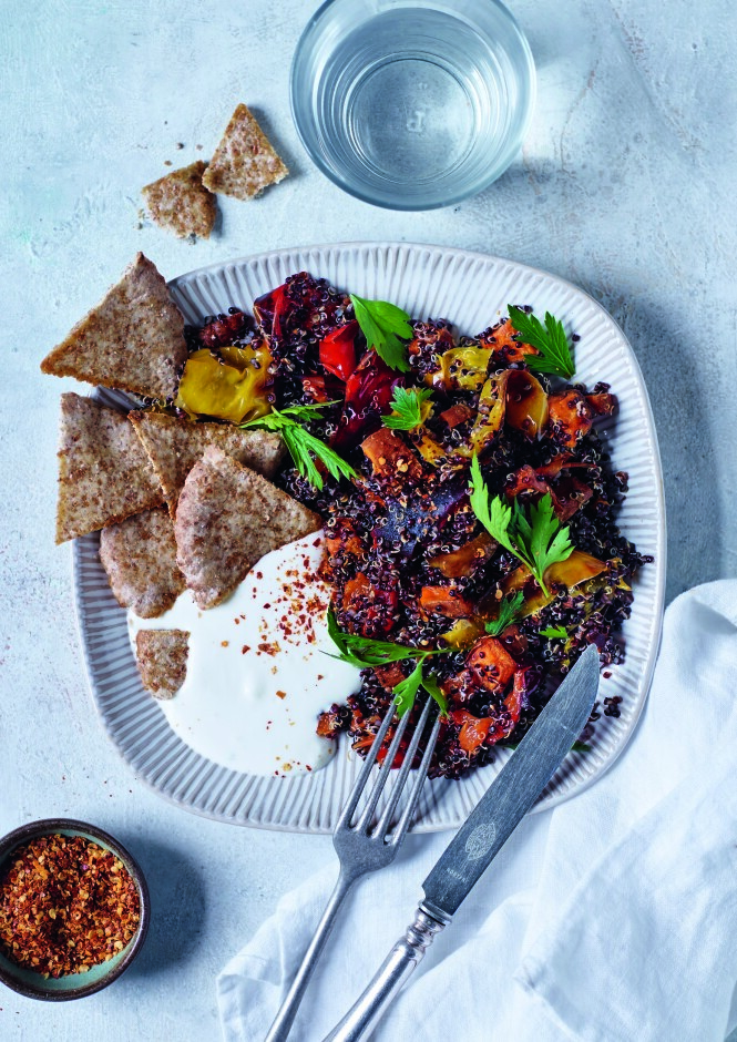 De sprø pitachipsene er lette å lage og smaker knallgodt dyppet i den kremete fetadippen. FOTO: Nina Malling De sprø pitachipsene er lette å lage og smaker knallgodt dyppet i den kremete fetadippen. FOTO: Nina Malling