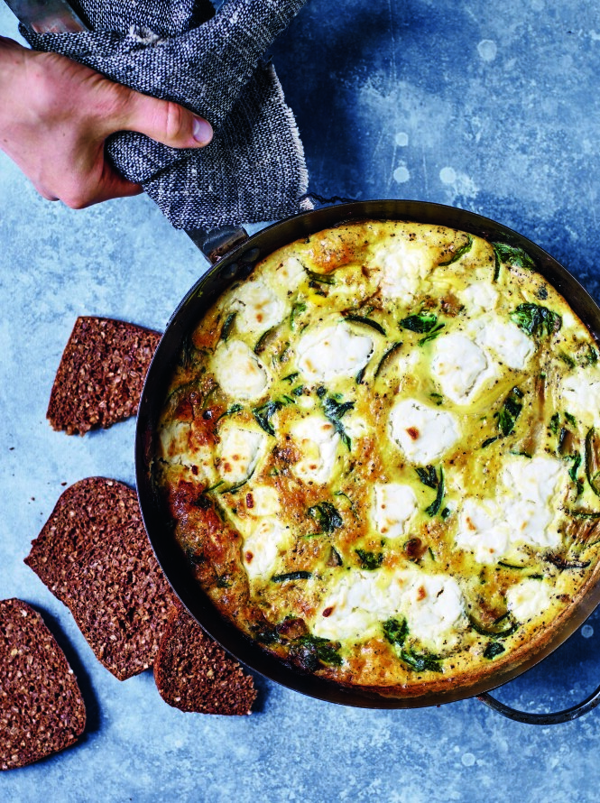 Hvis du ikke har en panne som tåler å bli satt i ovnen, kan du bake omeletten i en ildfast form etter at du har stekt grønnsakene. FOTO: Nina Malling Hvis du ikke har en panne som tåler å bli satt i ovnen, kan du bake omeletten i en ildfast form etter at du har stekt grønnsakene. FOTO: Nina Malling