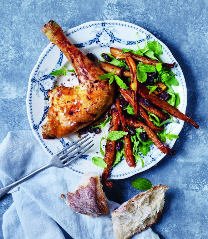 Hvis du har tid, kan du la kyllinglårene trekke i sitrusmarinaden natten over. Tips! Gulrøtter er suverene å bake i ovnen og passer som tilbehør til kylling. FOTO: Nina Malling Hvis du har tid, kan du la kyllinglårene trekke i sitrusmarinaden natten over. Tips! Gulrøtter er suverene å bake i ovnen og passer som tilbehør til kylling. FOTO: Nina Malling