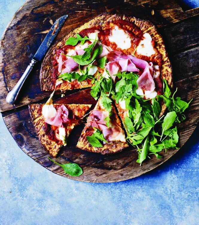 Blomkålpizzaene kan ikke sammenlignes med italiensk pizza, men er et herlig grønt alternativ til den klassiske hvetebunnen. FOTO: Nina Malling Blomkålpizzaene kan ikke sammenlignes med italiensk pizza, men er et herlig grønt alternativ til den klassiske hvetebunnen. FOTO: Nina Malling