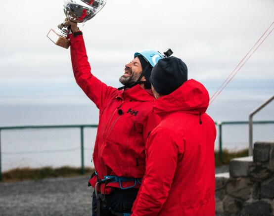 NORGES TØFFESTE: Jon Almaas mottok både et trofé og en bil på Nordkapp. Enn så lenge har han bare førstnevnte hjemme. Foto: Haakon Lundkvist / Discovery NORGES TØFFESTE: Jon Almaas mottok både et trofé og en bil på Nordkapp. Enn så lenge har han bare førstnevnte hjemme. Foto: Haakon Lundkvist / Discovery
