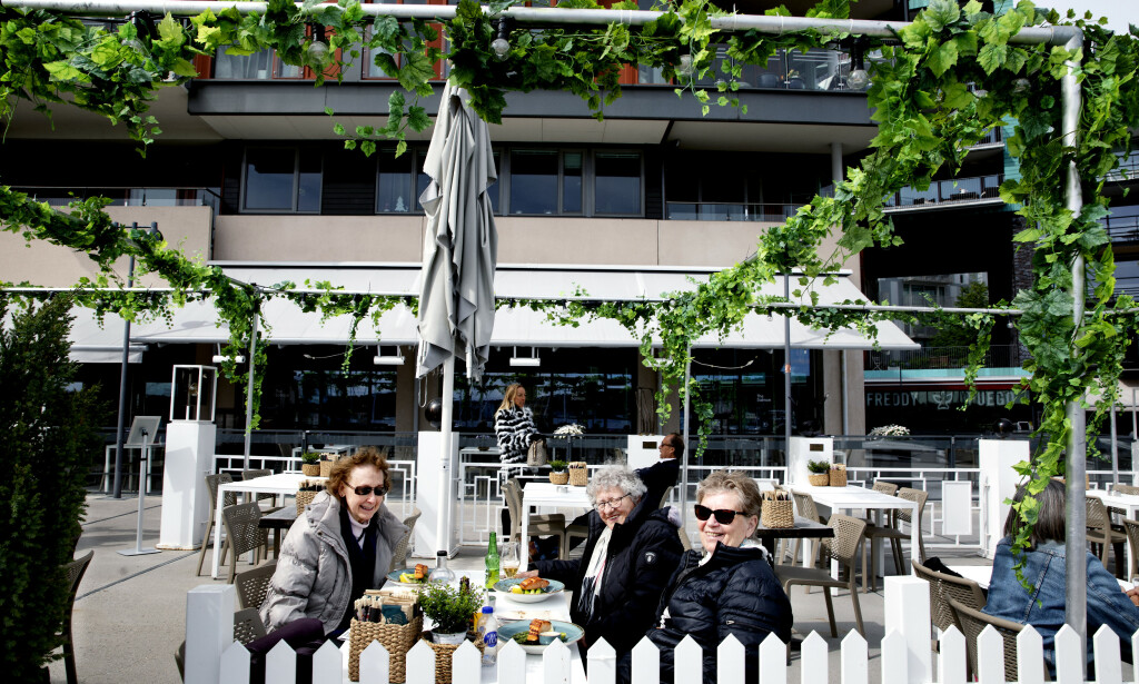 SOSIAL SAMLING: Anne Kristine Edwardsen (t.v.), Eva Kristine Eriksen og Lizzie Nilsen møtes rett som det er for sosial hygge. Alle synes at frivillig arbeid er positivt, men akkurat nå er det bare Anne Kristine som har et oppdrag. SOSIAL SAMLING: Anne Kristine Edwardsen (t.v.), Eva Kristine Eriksen og Lizzie Nilsen møtes rett som det er for sosial hygge. Alle synes at frivillig arbeid er positivt, men akkurat nå er det bare Anne Kristine som har et oppdrag.