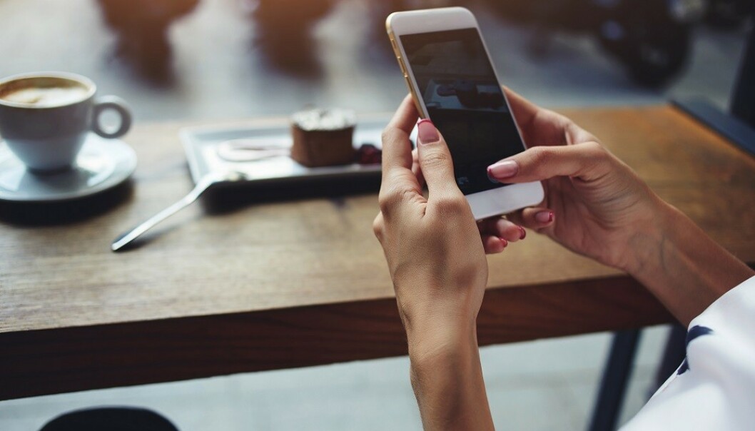 MOBILEN: Dersom den ene i forholdet er mye på mobilen, kan den andre føle seg nedprioritert. FOTO: NTB Scanpix MOBILEN: Dersom den ene i forholdet er mye på mobilen, kan den andre føle seg nedprioritert. FOTO: NTB Scanpix