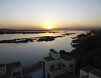 LIVSNERVEN: Niger-elva renner gjennom hovedstaden Bamako. På lokalspråket Bambara betyr Bamako krokodille. Elva renner gjennom landet fra vest til øst, og er livsnerven i landet. Foto: Frode Faksvåg LIVSNERVEN: Niger-elva renner gjennom hovedstaden Bamako. På lokalspråket Bambara betyr Bamako krokodille. Elva renner gjennom landet fra vest til øst, og er livsnerven i landet. Foto: Frode Faksvåg