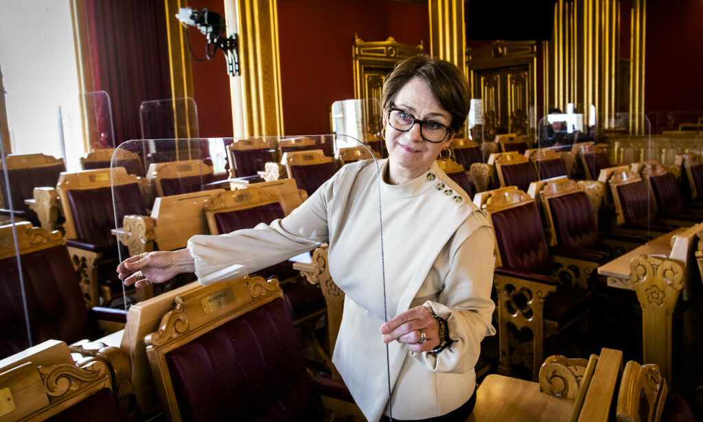 DYRT? 225 000 kroner koster pleksiglassløsningen som har tvunget seg fram etter KrFs varsel om at de ville stille med full stortingsgruppe. Foto: Lars Eivind Bones / Dagbladet DYRT? 225 000 kroner koster pleksiglassløsningen som har tvunget seg fram etter KrFs varsel om at de ville stille med full stortingsgruppe. Foto: Lars Eivind Bones / Dagbladet