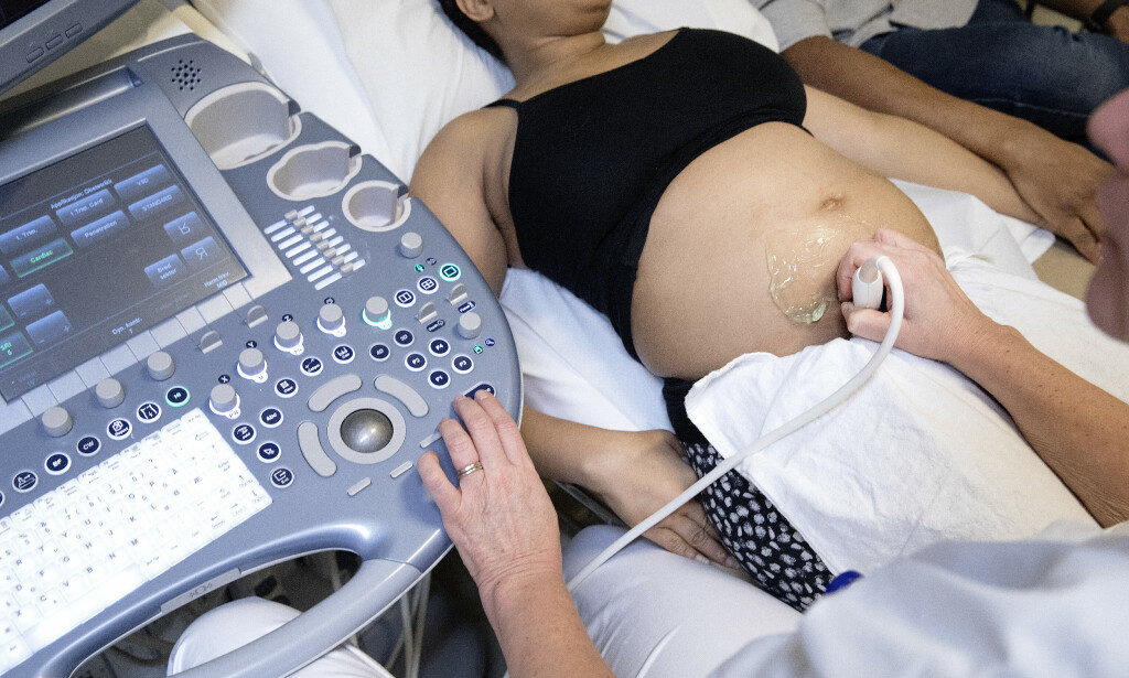 ULTRALYD: Stortinget skal i dag behandle en rekke forslag om endringer i bioteknologiloven, blant annet om det skal innføres tilbud om tidlig ultralyd for alle gravide . Illustrasjonsfoto: Gorm Kallestad / NTB Scanpix ULTRALYD: Stortinget skal i dag behandle en rekke forslag om endringer i bioteknologiloven, blant annet om det skal innføres tilbud om tidlig ultralyd for alle gravide . Illustrasjonsfoto: Gorm Kallestad / NTB Scanpix