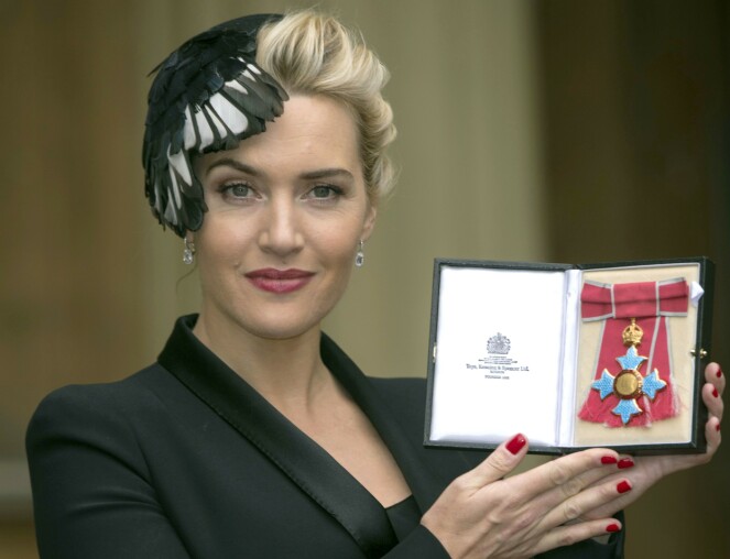ROYAL UTMERKELSE: Kate Winslet i 2012, da hun ble utnevnt til Kommandør i den britiske imperieorden på Buckingham Palace. Ifølge Kate skal hun og dronningen ha diskutert morsrollen under mottagelsen. FOTO: NTB Scanpix ROYAL UTMERKELSE: Kate Winslet i 2012, da hun ble utnevnt til Kommandør i den britiske imperieorden på Buckingham Palace. Ifølge Kate skal hun og dronningen ha diskutert morsrollen under mottagelsen. FOTO: NTB Scanpix