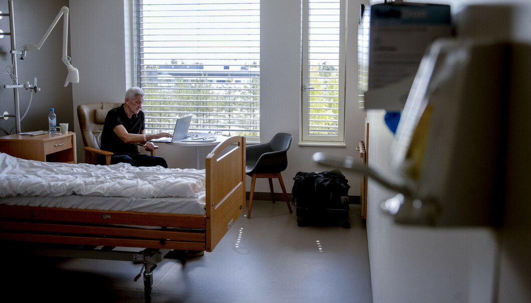 NÆR DØDEN: På det han kaller «hotellrommet» på LHL-sykehuset på Gardermoen holder Nerheim konatkt med familien på Skype. - Men jeg gidder ikke se på TV nå og høre om alle dødsfallene. Det er lite hyggelig å se på, sier han. Selv var han nær å bli en del av statistikken. Foto: Bjørn Langsem / Dagbladet NÆR DØDEN: På det han kaller «hotellrommet» på LHL-sykehuset på Gardermoen holder Nerheim konatkt med familien på Skype. - Men jeg gidder ikke se på TV nå og høre om alle dødsfallene. Det er lite hyggelig å se på, sier han. Selv var han nær å bli en del av statistikken. Foto: Bjørn Langsem / Dagbladet