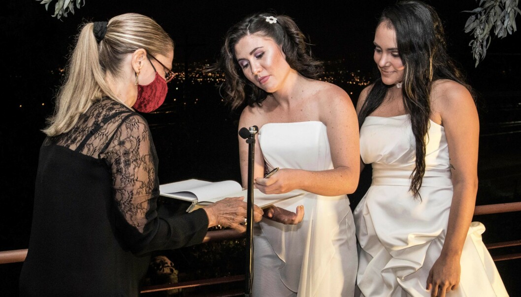 RETTE EKTEFOLK: Quiros og Araya signerer ekteskapsdokumenter under tirsdagens seremoni. Foto: Ezequiel Becerra / AFP / NTB scanpix RETTE EKTEFOLK: Quiros og Araya signerer ekteskapsdokumenter under tirsdagens seremoni. Foto: Ezequiel Becerra / AFP / NTB scanpix