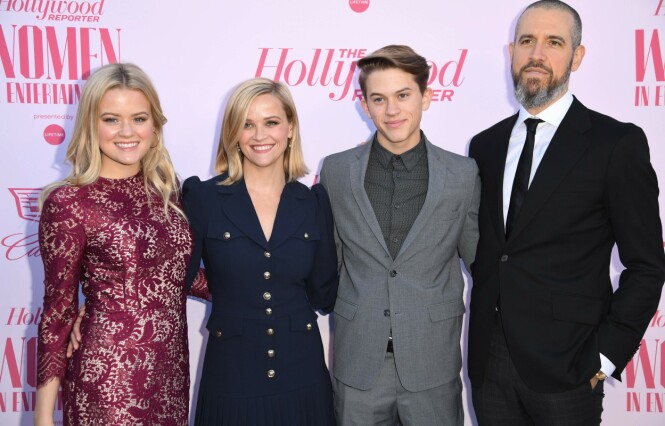 FAMILIE: Her er Reese og Jim med Hollywood-stjernens eldste barn Ava og Deacon under et event i Hollywood i desember i fjor. Legg merke til hvor like mor og datter er. Foto: NTB Scanpix. FAMILIE: Her er Reese og Jim med Hollywood-stjernens eldste barn Ava og Deacon under et event i Hollywood i desember i fjor. Legg merke til hvor like mor og datter er. Foto: NTB Scanpix.