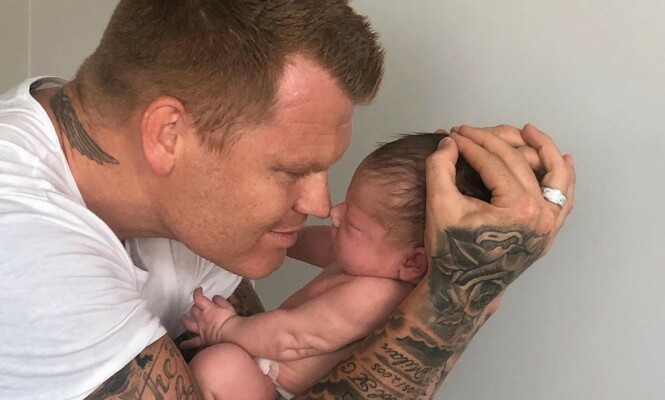 STORT SAVN: Riise forteller at han gjerne skulle ha pratet med sønnen over Facetime under innspillingen. Det får han ikke lov til. Foto: Privat, gjengitt med tillatelse STORT SAVN: Riise forteller at han gjerne skulle ha pratet med sønnen over Facetime under innspillingen. Det får han ikke lov til. Foto: Privat, gjengitt med tillatelse
