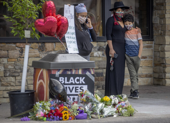 SØRGER: Flere har lagt ned blomster der hendelsen skjedde. Foto: Elizabeth Flores/Star Tribune / AP / NTB scanpix SØRGER: Flere har lagt ned blomster der hendelsen skjedde. Foto: Elizabeth Flores/Star Tribune / AP / NTB scanpix