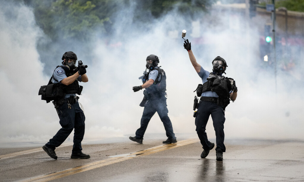 TÅREGASS: Politiet kaster tåregass mot demonstrantene i Minneapolis. Foto: Richard Tsong-Taatarii/Star Tribune via AP TÅREGASS: Politiet kaster tåregass mot demonstrantene i Minneapolis. Foto: Richard Tsong-Taatarii/Star Tribune via AP