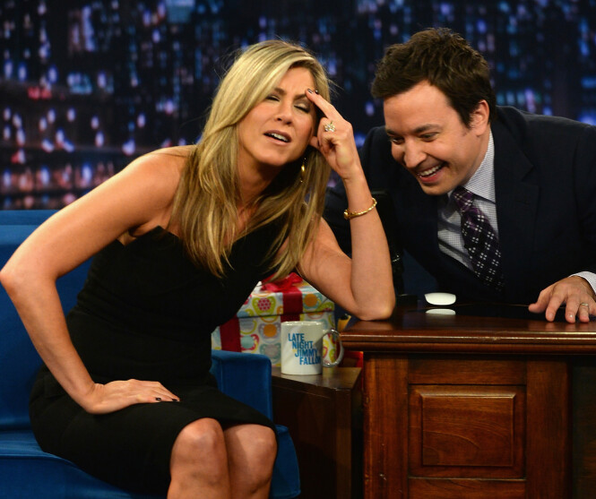 LEGGER SEG FLAT: Talkshowstjernen Jimmy Fallon har hatt enorm suksess i mange år. Nå legger han seg imidlertid flat etter en gammel blemme. Her fra sitt eget show med Jennifer Aniston som gjest. Foto: NTB Scanpix LEGGER SEG FLAT: Talkshowstjernen Jimmy Fallon har hatt enorm suksess i mange år. Nå legger han seg imidlertid flat etter en gammel blemme. Her fra sitt eget show med Jennifer Aniston som gjest. Foto: NTB Scanpix