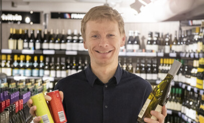 MILJØSMART: Rolf Erling Eriksen med tre miljøsmarte emballasjer for vin på polet. Foto: Vinmonopolet. MILJØSMART: Rolf Erling Eriksen med tre miljøsmarte emballasjer for vin på polet. Foto: Vinmonopolet.