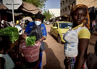 FOLKSOMT: Mange i Mali bruker masker utendørs, men sosial distansering er nær umulig. Foto: Michele Cattani / Afp / NTB Scanpix FOLKSOMT: Mange i Mali bruker masker utendørs, men sosial distansering er nær umulig. Foto: Michele Cattani / Afp / NTB Scanpix