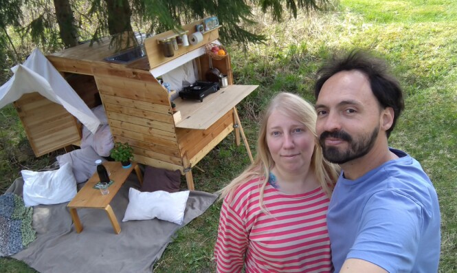 KUN GJENBRUK: Totalkostnaden for campingvognen ble knappe 200 kroner og paret brukte tre uker på å bygge den. FOTO: Privat KUN GJENBRUK: Totalkostnaden for campingvognen ble knappe 200 kroner og paret brukte tre uker på å bygge den. FOTO: Privat