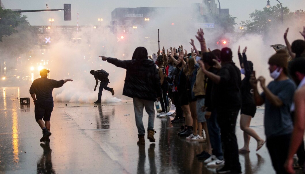 <strong>TÅREGASS:</strong> Politiet tok blant annet i bruk tåregass under demonstrasjonen utenfor politistasjonen i Minneapolis tirsdag. Foto: AFP <strong>TÅREGASS:</strong> Politiet tok blant annet i bruk tåregass under demonstrasjonen utenfor politistasjonen i Minneapolis tirsdag. Foto: AFP