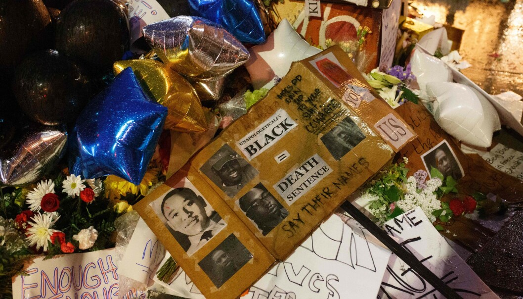 <strong>MINNES FLOYD:</strong> Store mengder blomster og plakater er lakt på stedet George Floyd ble tatt av politiet mandag. Foto: AFP <strong>MINNES FLOYD:</strong> Store mengder blomster og plakater er lakt på stedet George Floyd ble tatt av politiet mandag. Foto: AFP