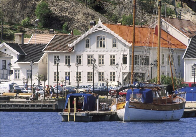 <strong>DET BLIDE SØRLANDET:</strong> Har du ikke vært i Lillesand, bør du tenke på det nå.En av Sørlandets aller koseligste, hvite byer. Og med det ærverdige hotellet på kaikanten. Foto: hotellet. <strong>DET BLIDE SØRLANDET:</strong> Har du ikke vært i Lillesand, bør du tenke på det nå.En av Sørlandets aller koseligste, hvite byer. Og med det ærverdige hotellet på kaikanten. Foto: hotellet.