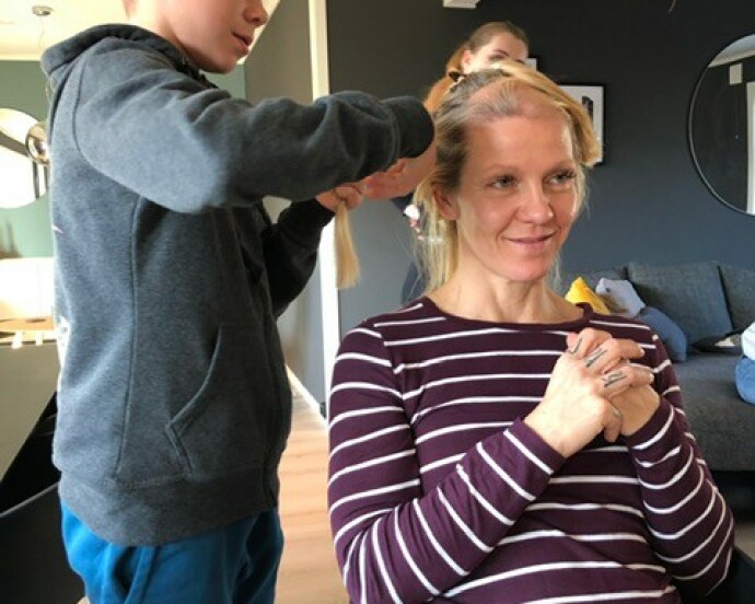 BARNA HJALP: Da håret begynte å falle av som følge av stråling og cellegift, bestemte Monica seg for å barbere hodet. Her får hun hjelp av sønnen Kristoffer. FOTO: Privat BARNA HJALP: Da håret begynte å falle av som følge av stråling og cellegift, bestemte Monica seg for å barbere hodet. Her får hun hjelp av sønnen Kristoffer. FOTO: Privat