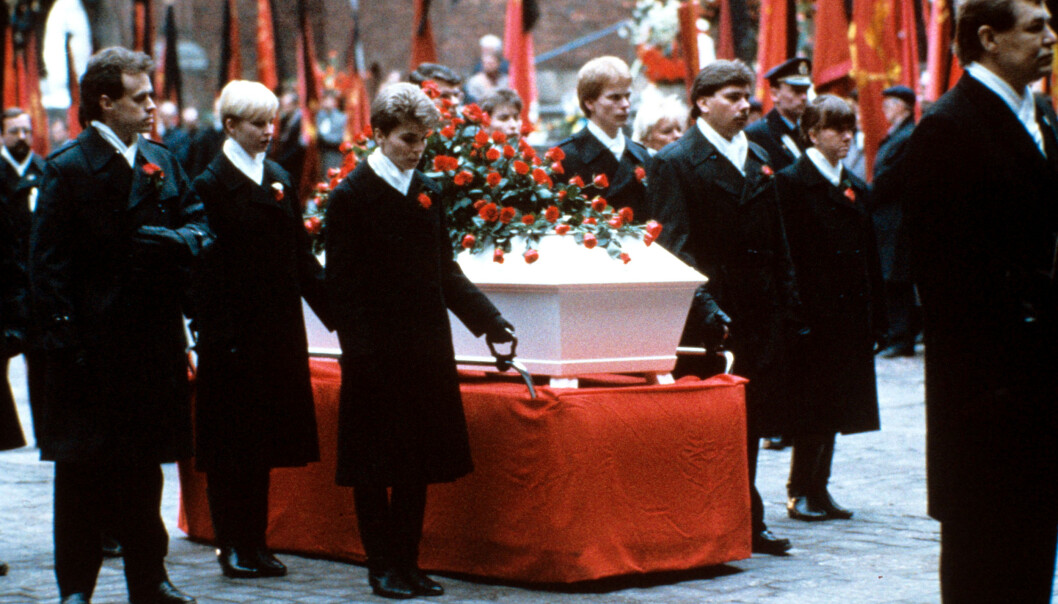 NASJONALT TRAUME: Drapet på Olof Palme rystet Sverige. Båren var full av røde roser da han ble begravet i 1986. Foto: REX/NTB Scanpix NASJONALT TRAUME: Drapet på Olof Palme rystet Sverige. Båren var full av røde roser da han ble begravet i 1986. Foto: REX/NTB Scanpix