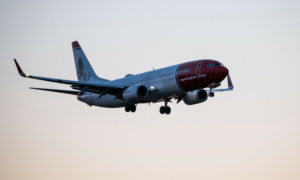 SATT PÅ BAKKEN: Da corona-krisen rammet, ble de fleste fly satt på bakken. Her går et Norwegian-fly inn for landing på Arlanda den 16. mars 2020. En måned senere ble tre av Norwegian-konsernets bemanningsselskaper i Danmark og ett i Sverige begjært konkurs. Foto: NTB Scanpix/Jonathan Nackstrand/AFP SATT PÅ BAKKEN: Da corona-krisen rammet, ble de fleste fly satt på bakken. Her går et Norwegian-fly inn for landing på Arlanda den 16. mars 2020. En måned senere ble tre av Norwegian-konsernets bemanningsselskaper i Danmark og ett i Sverige begjært konkurs. Foto: NTB Scanpix/Jonathan Nackstrand/AFP